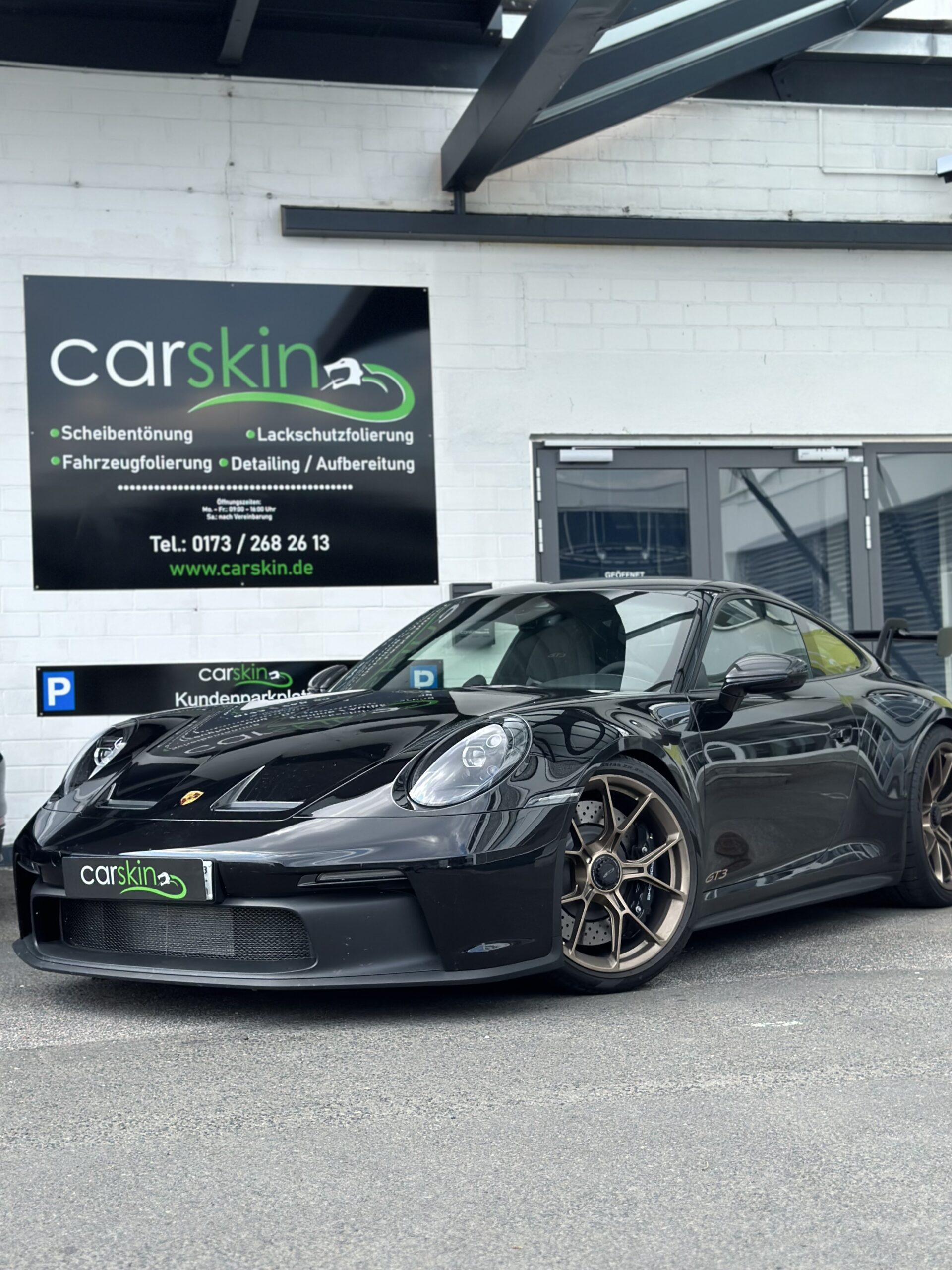 Fahrzeug mit hochwertiger Autofolierung und professioneller Scheibentönung von Carskin, das sowohl ein individuelles Design als auch optimalen Lack- und UV-Schutz bietet.